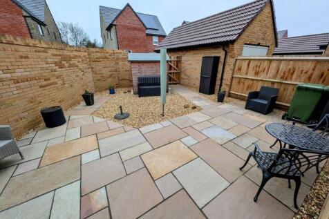 15 Cross Man Way gardens 2.jpg