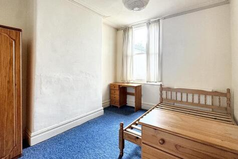 Simple, neatly presented single bedroom with a ...