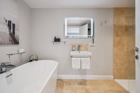 En suite to main to main bedroom