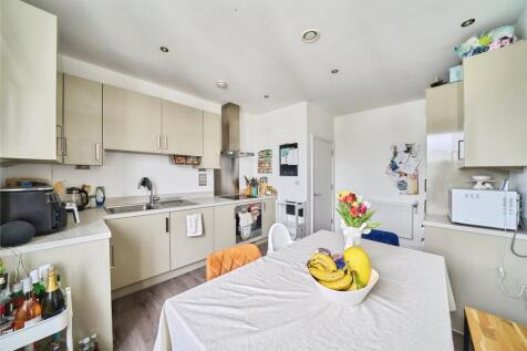 3 bed, 2 bath Flat in London - Photo 5