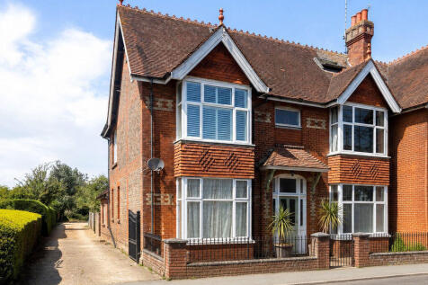 Horsham, RH13 - property photo