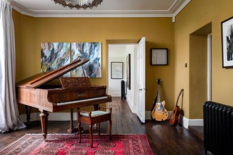 58 - Oakley House - GL5 5PQ - Web.jpg