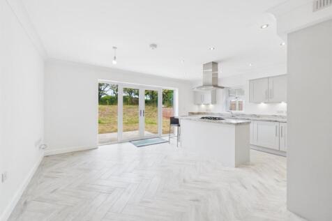 Open plan kitchen/dining/living: