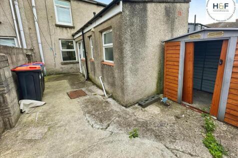 L - Shaped Yard