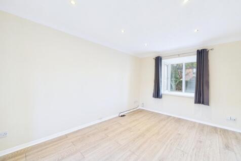 CAM01909G0-PR0454-STILL008