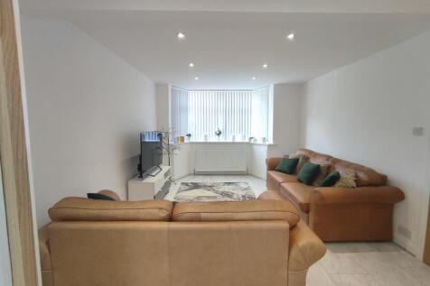 Rothesay Crescent, Sale, Greater Manchester, M33 photo 4
