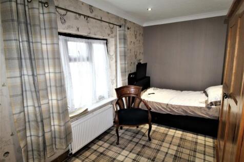 1-bed house on Viola Avenue, Staines, £775/mo