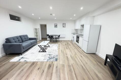 £995pcm NEW REFURB FOR JULY 2026! Take advantage of this fantastic one bedroom apartment today. Located in an extremely popular location within walking distance of the university! You will not be disa