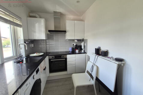 Studio flat with separate kitchen,Hendon Way