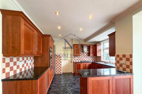 FOUR BEDROOM SEMI-DETACHED HOUSE IN TWICKENHAM