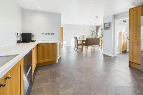 spacious living/dining kitchen