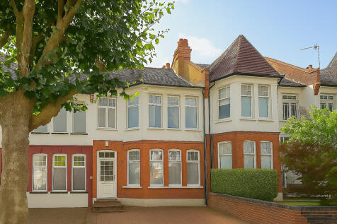 3-bed flat on Fox Lane, Palmers Green N13 4AJ, £1,995/mo