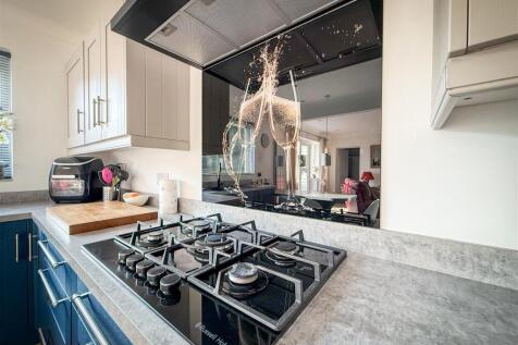 ALTERNATE KITCHEN/DINING AREA VIEW