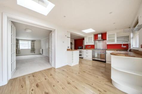 Kitchen &amp; Dining Space