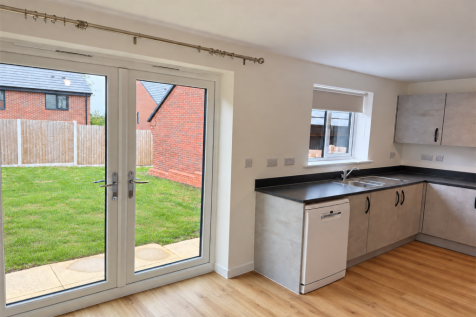 4 bedroom Detached House in Springfield Drive, Derby photo 4