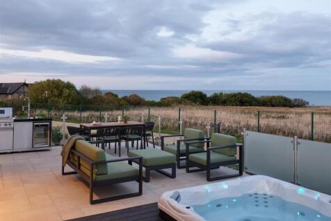 The Beachfront - Alfresco Dining and Private Hot T