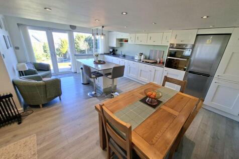 KITCHEN/FAMILY ROOM
