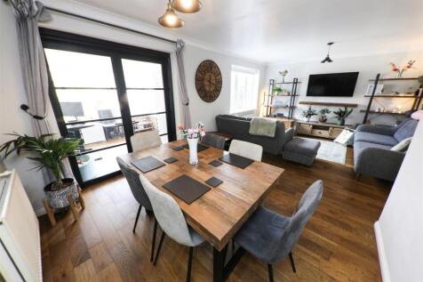 LOUNGE/DINING ROOM