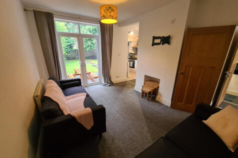 Leeshall Crescent, Manchester photo 2