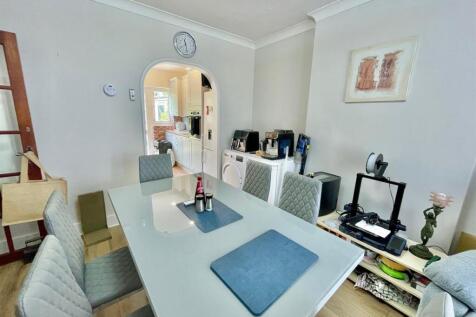 25 Elmroyd Ave Diner 2.jpg