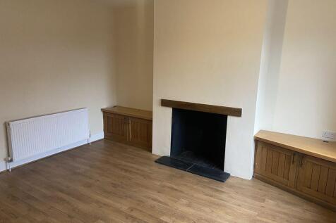 2-bed terraced on Mount Avenue Hurstead. , £800/mo