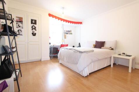 Bright spacious bedroom with study area and des...