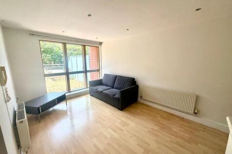 Living Room / Dining Area: