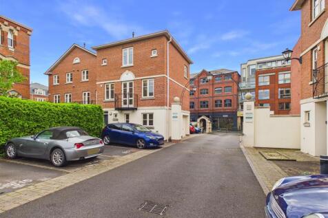 3-bed-house-central-cheltenham16.jpg