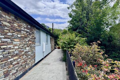 Side path &amp; leat