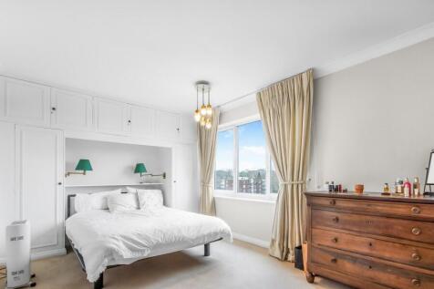 2 bed, 2 bath Apartment in London - Photo 4