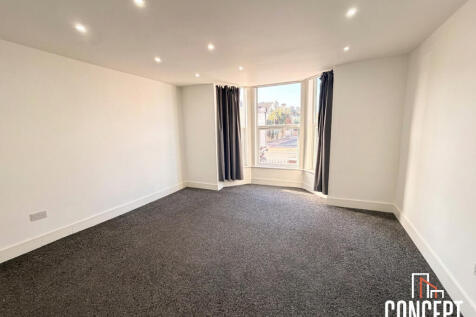 3-bed flat on Tooting Bec Road, Tooting Bec, London, SW17, £2,900/mo