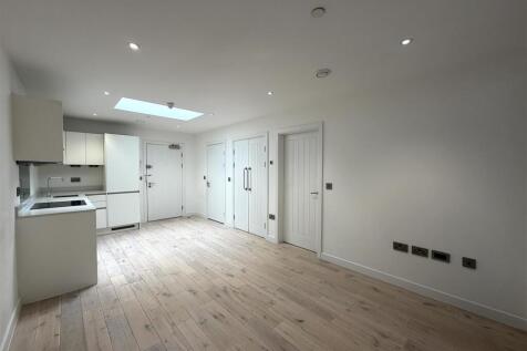 Living area pic 4.jpeg