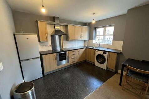 Manor Gardens Close, Loughborough, Leicestersire photo 3