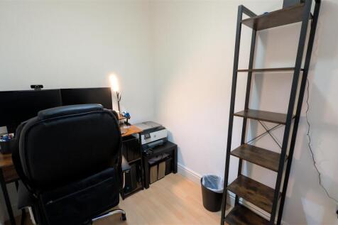BEDROOM 4 / STUDY