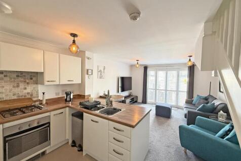 Pennycross Close 33 - Lounge FP.jpg