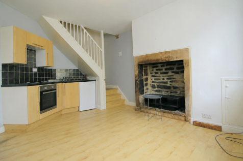 KITCHEN/LIVING ROOM