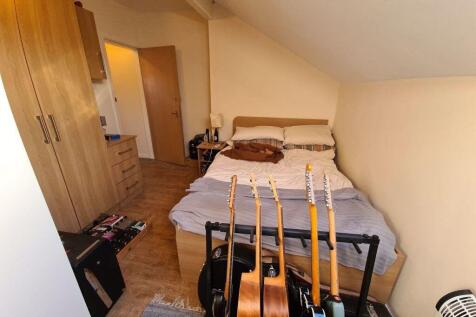 A cozy bedroom featuring a double bed with some...