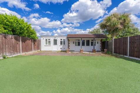 49 Orchard Way Ashford TW15 3AU-39.jpg