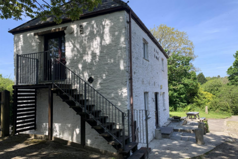 2-bed house on Tregavethan, Truro, £1,200/mo