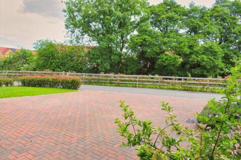 DRIVEWAY AND VIEWS TO FRONT