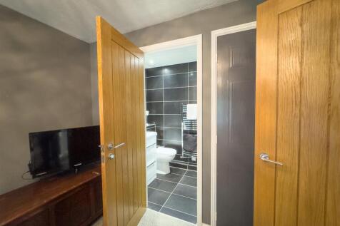 First Floor Bedroom En Suite (1).jpg