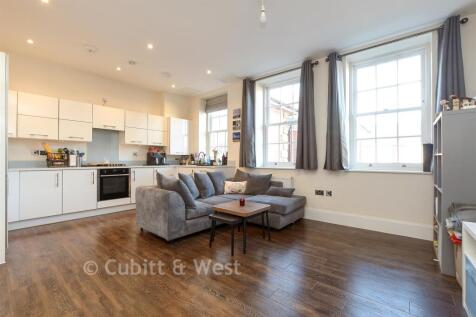 Lounge/Dining Area