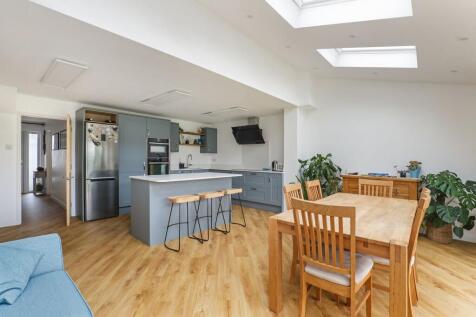 Kitchen/ Dining Room