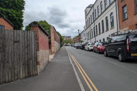 Charming urban street in a central location...