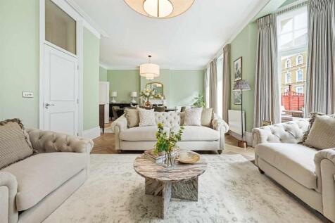 4 bedroom 2nd Floor Flat in St Georges Court photo 2