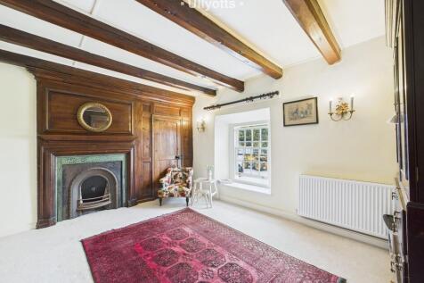 Bedroom 2 / Dress...