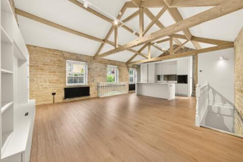 OPEN-PLAN DINING KITCHEN AND FAMILY ROOM