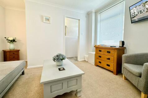 Suite 1 Lounge Area.JPG