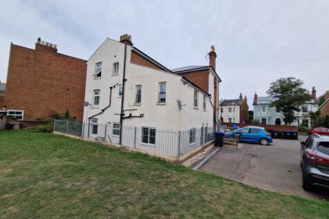 2-bed flat on St Mary's Crescent, Leamington Spa, £1,025/mo