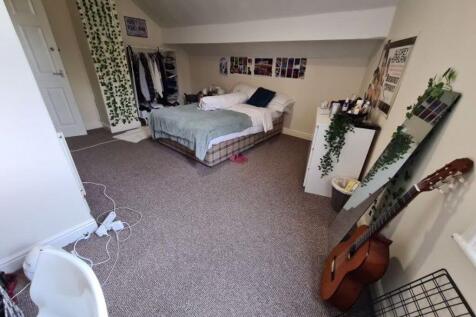 A welcoming and well-maintained bedroom featuri...